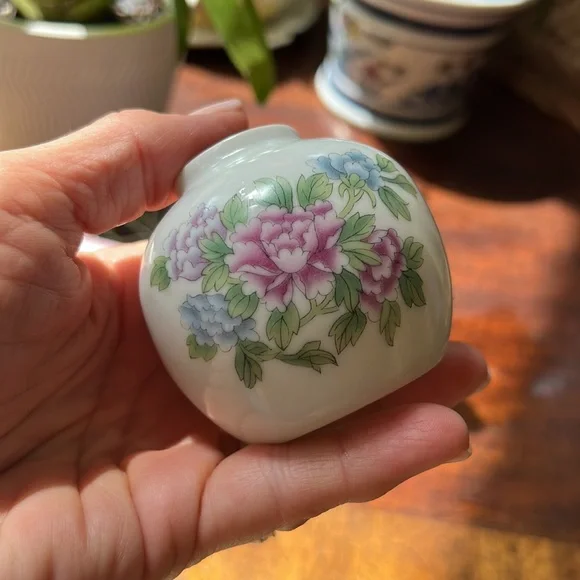 Tiny Vase for Spring - Picture 4 of 8